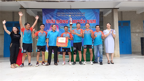 Cụm Thi đua các CĐCS Khối trường THCS tổ chức thành công giải bóng chuyền nam